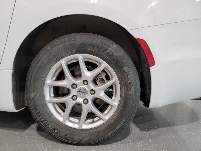 Used 2024 Chrysler Pacifica Touring-L FWD image 14