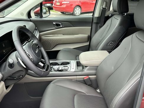 Used 2026 Kia Carnival EX FWD image 9