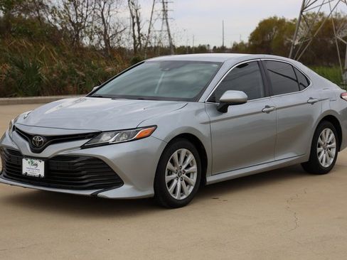 Used 2019 Toyota Camry LE image 3