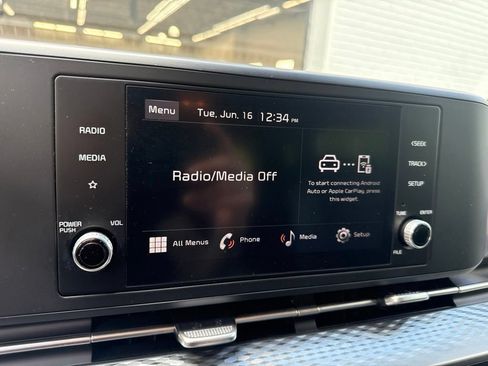 Used 2024 Kia Carnival LX FWD image 31