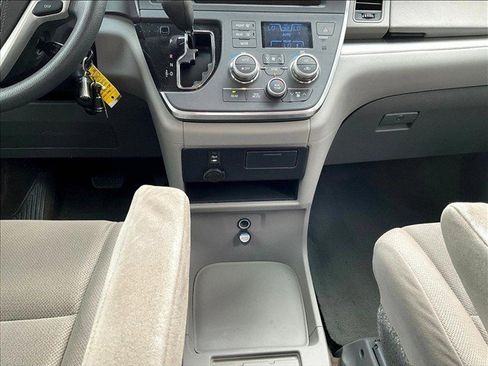 Used 2017 Toyota Sienna L FWD image 24