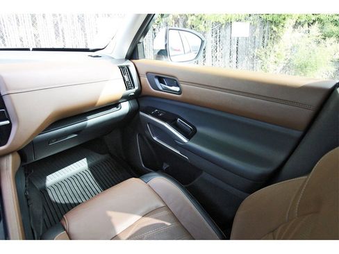 Used 2022 Nissan Pathfinder Platinum w/ Cargo Package image 10