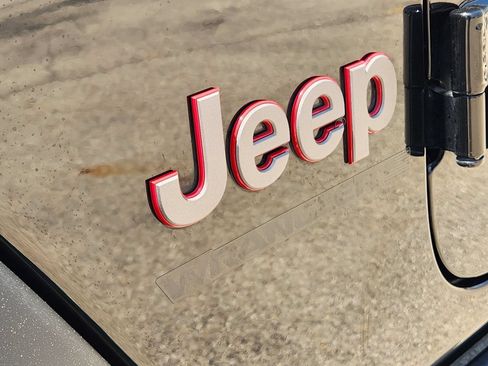 Used 2025 Jeep Wrangler Unlimited Rubicon AWD/4WD image 12