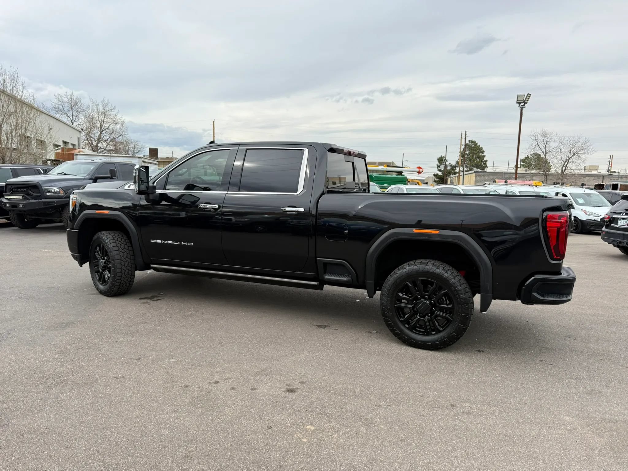 Used 2022 GMC Sierra 2500 Denali w/ Denali Black Diamond Edition AWD/4WD image 5