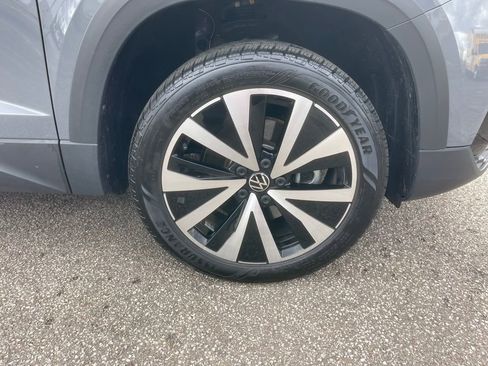Used 2024 Volkswagen Taos SE image 28