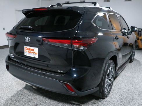 Used 2024 Toyota Highlander XLE FWD image 7