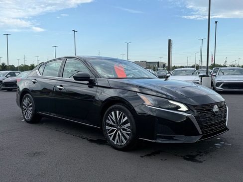 Used 2025 Nissan Altima 2.5 SV FWD image 3