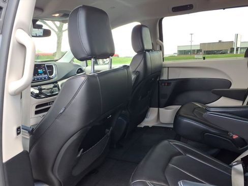 Used 2023 Chrysler Pacifica Touring-L FWD image 26