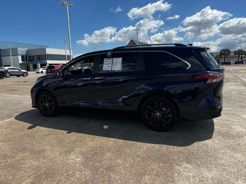Used 2022 Toyota Sienna XSE image 27