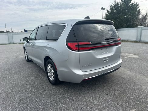 Used 2024 Chrysler Pacifica Touring-L image 8