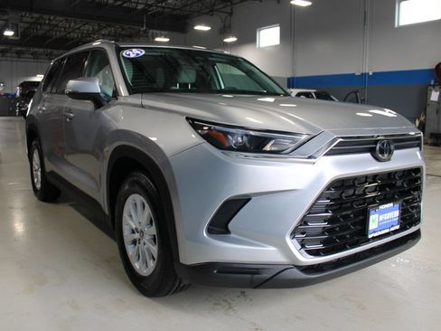Used 2024 Toyota Grand Highlander AWD image 3