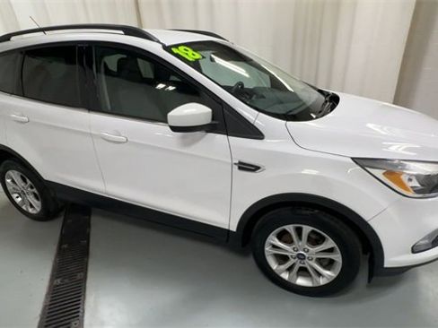 Used 2018 Ford Escape SE w/ Ford Safe & Smart Package image 2