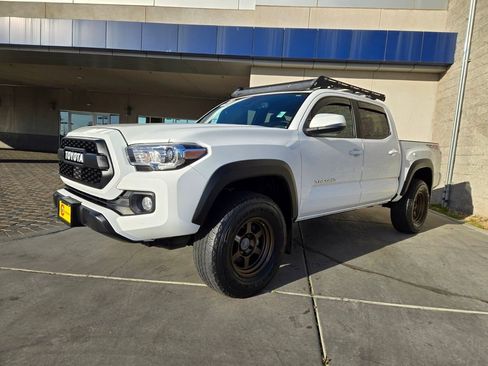 Used 2021 Toyota Tacoma TRD Off-Road w/ Technology Package image 2