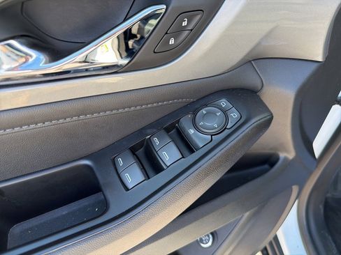 Used 2023 Chevrolet Traverse LT image 15