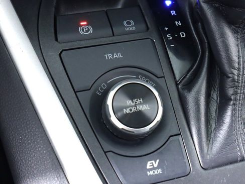 Used 2021 Toyota RAV4 LE AWD/4WD image 24