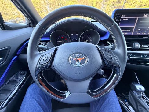 Used 2022 Toyota C-HR XLE FWD image 17