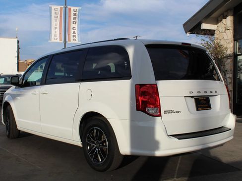 Used 2019 Dodge Grand Caravan SE FWD image 3