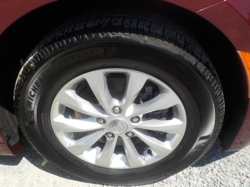 Used 2018 Chrysler Pacifica Touring-L image 39