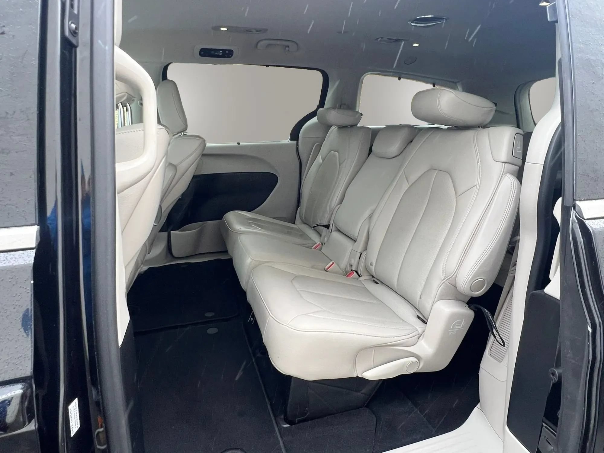 Used 2021 Chrysler Pacifica Touring-L w/ Uconnect Theater Family Group FWD image 27