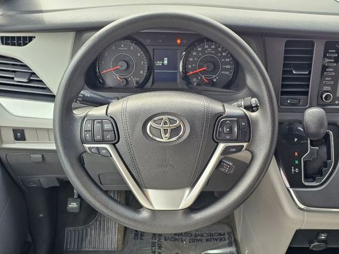 Used 2017 Toyota Sienna LE FWD image 19