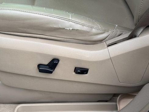 Used 2011 Volkswagen Routan SE FWD image 18