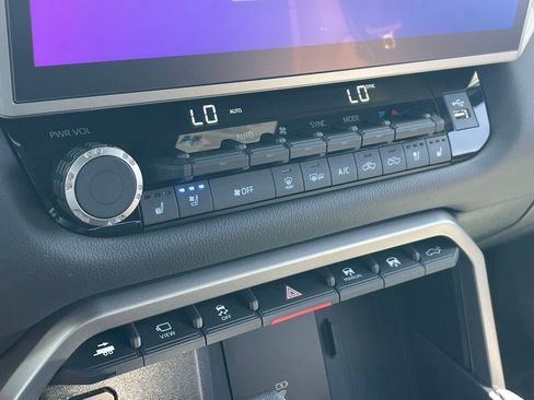 Used 2025 Toyota Tundra Limited AWD/4WD image 9