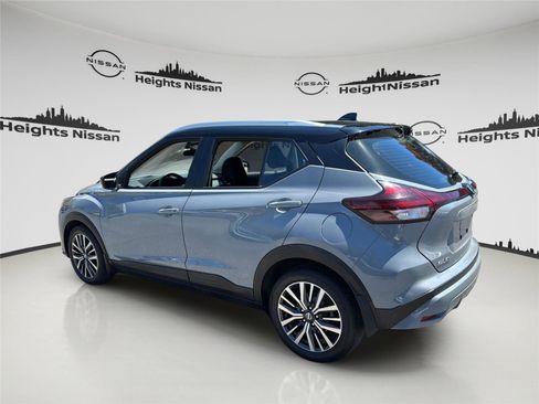 Used 2021 Nissan Kicks SV FWD image 2
