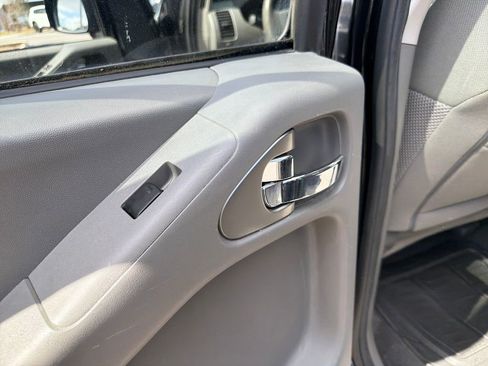 Used 2019 Nissan Frontier SV image 18