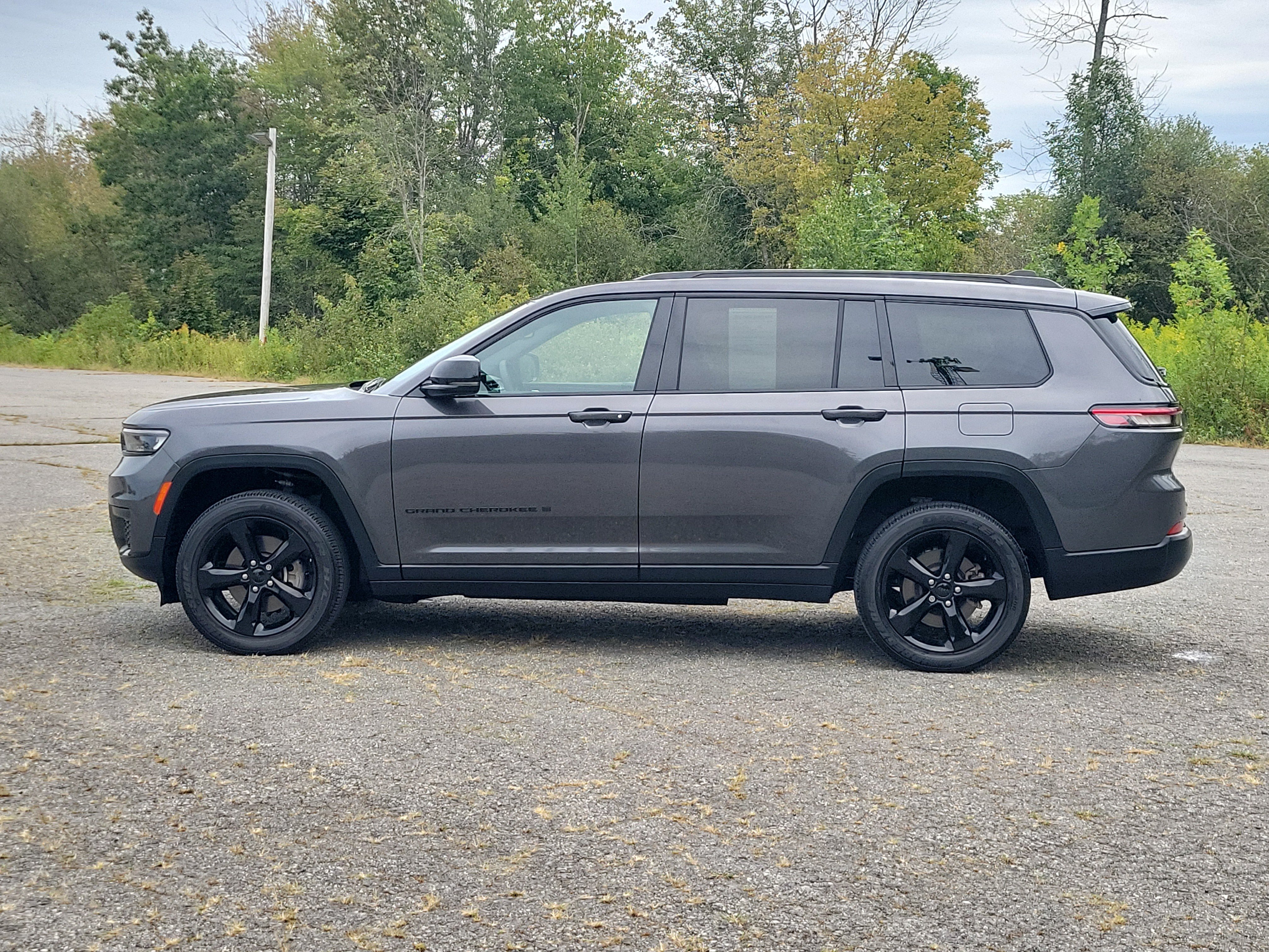 Used 2024 Jeep Grand Cherokee L Laredo RWD image 8