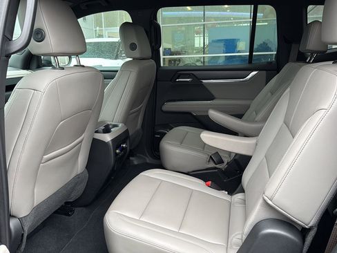 Used 2024 GMC Acadia Elevation image 9