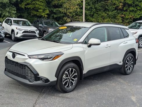 Used 2024 Toyota Corolla Cross SE image 3