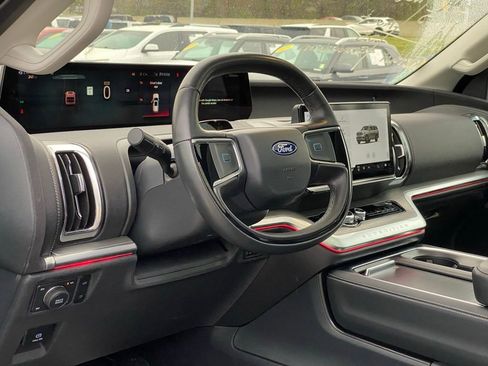 Used 2025 Ford Expedition Platinum image 9