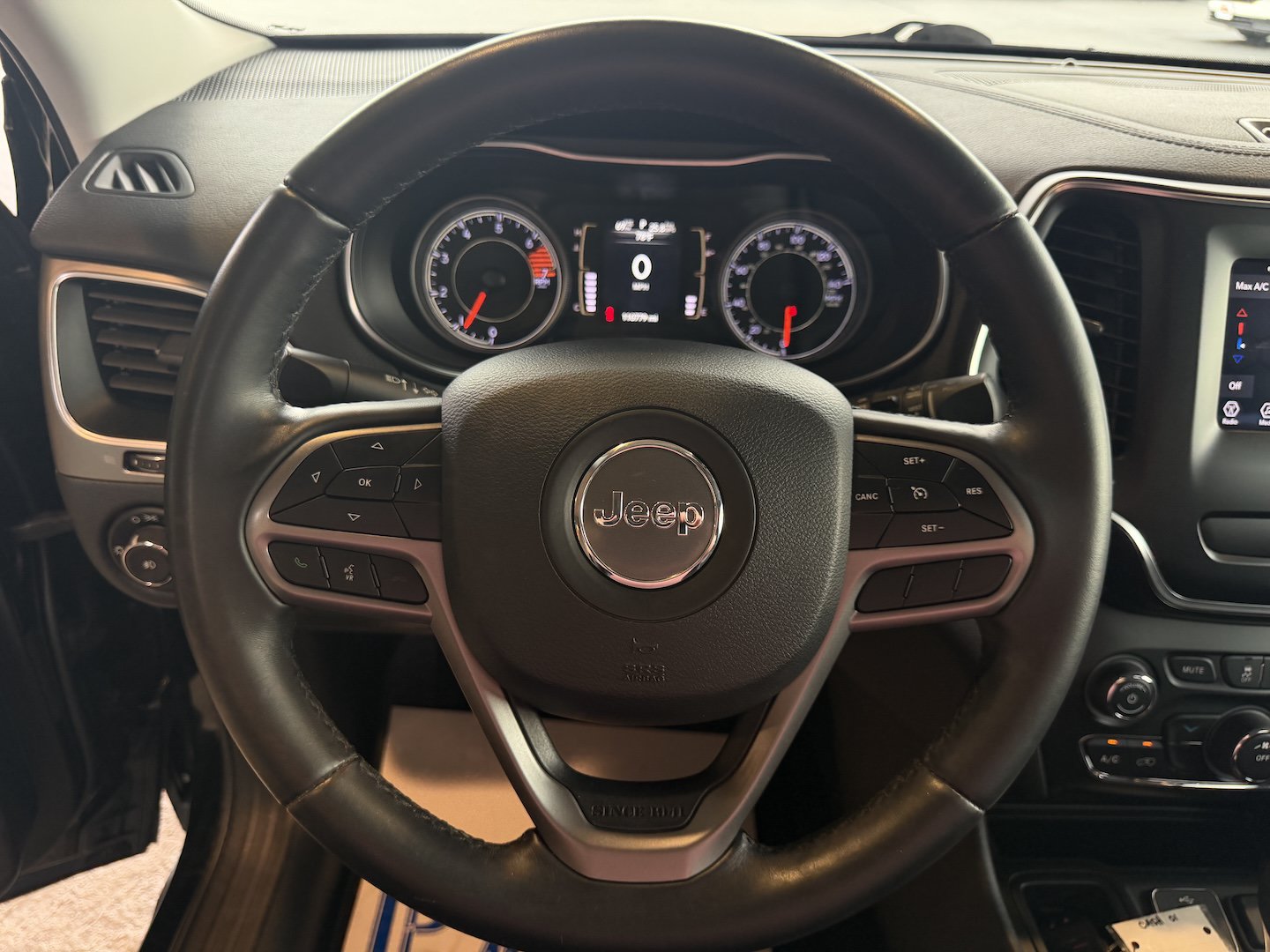 Used 2019 Jeep Cherokee Latitude Plus FWD image 14