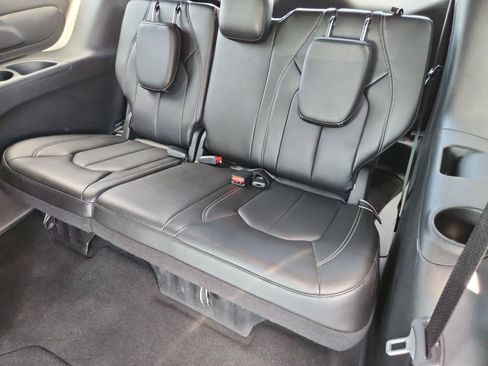 Used 2026 Chrysler Pacifica Select FWD image 14