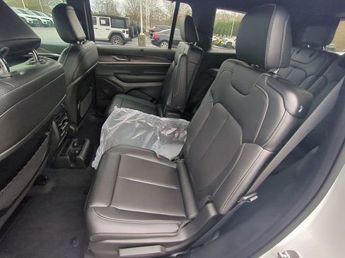 New 2025 Jeep Grand Cherokee L Limited w/ Luxury Tech Group II AWD/4WD image 32
