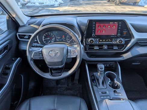 Used 2020 Toyota Highlander XLE image 17