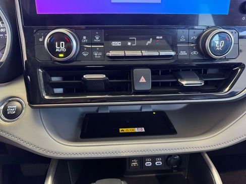 Used 2023 Toyota Highlander XLE image 12