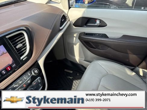 Used 2021 Chrysler Pacifica Touring-L w/ Uconnect Theater Family Group image 52