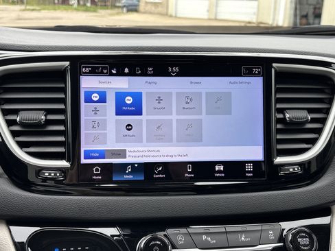 Used 2023 Chrysler Pacifica Touring-L FWD image 19