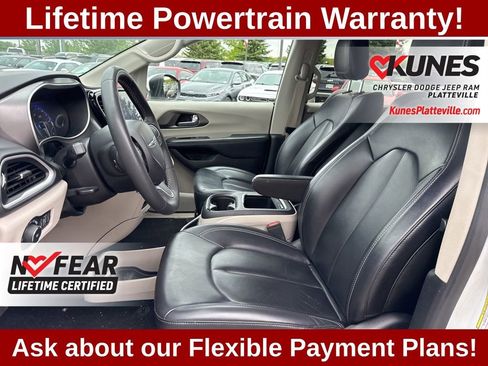 Used 2023 Chrysler Pacifica Touring-L FWD image 13