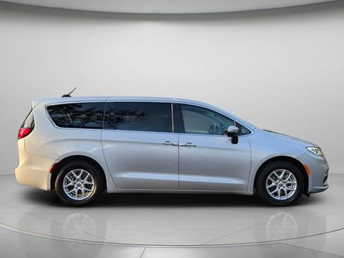 Used 2023 Chrysler Pacifica Touring-L FWD image 8
