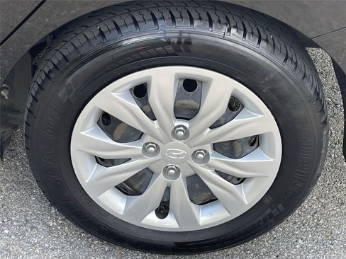 Used 2022 Hyundai Accent SE w/ Cargo Package FWD image 11