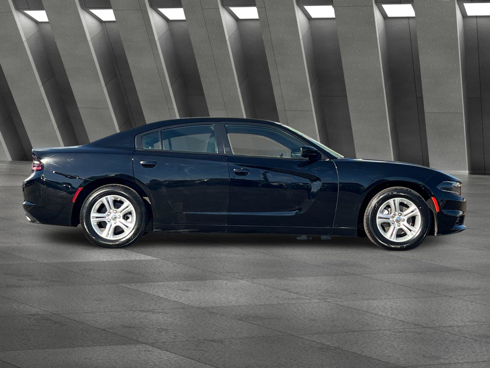 Used 2022 Dodge Charger SXT RWD image 3