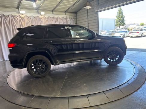 Used 2020 Jeep Grand Cherokee Altitude AWD/4WD image 4