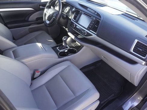 Used 2018 Toyota Highlander XLE image 22