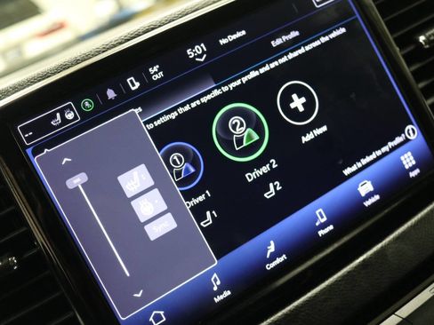 Used 2023 Chrysler Pacifica Touring-L image 56