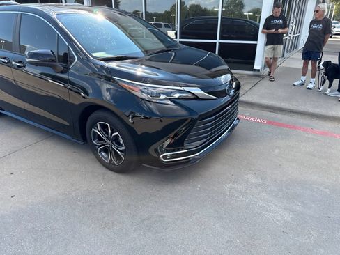 Used 2025 Toyota Sienna Platinum AWD/4WD image 5