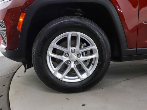 Used 2023 Jeep Grand Cherokee Laredo w/ Luxury Tech Group I AWD/4WD image 25
