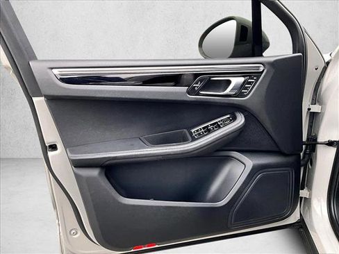 Used 2023 Porsche Macan image 18