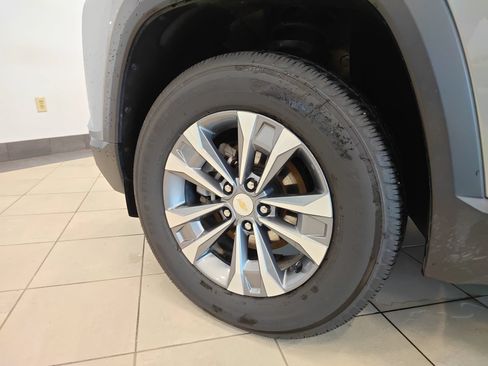 Used 2026 Chevrolet Equinox LT FWD image 9